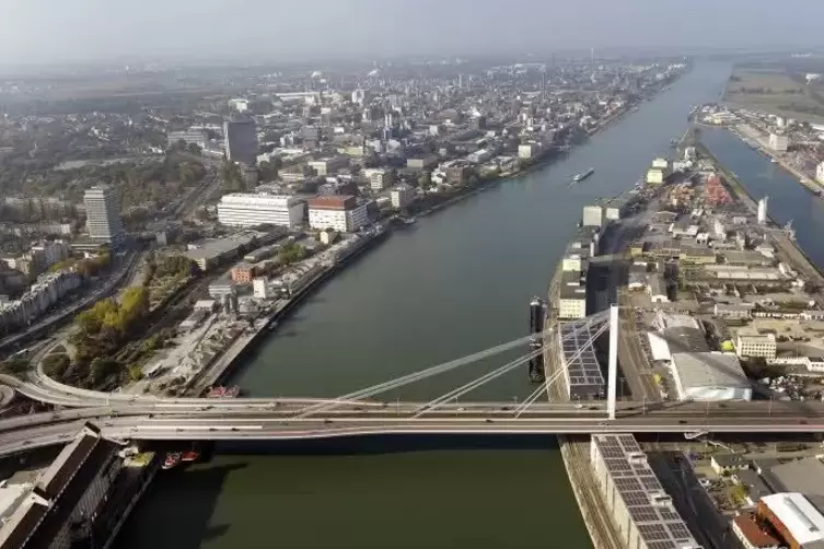 Wichtige Verbindung zwischen Ludwigshafen und Mannheim: die Kurt-Schumacher-Brücke. Foto: Kunz 