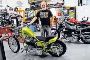 Uwe Foth mit einer 1973er Harley Davidson Shovelhead (58 PS), einer Rarität mit einem Zeitwert von 18.000 Euro.