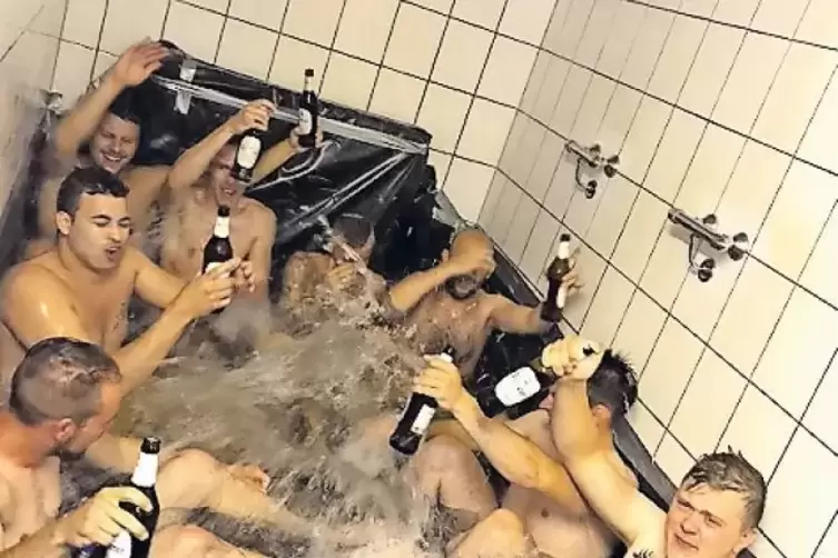 Feucht-fröhliche Feier: Die Dusche wurde kurzerhand zum Pool umgebaut.