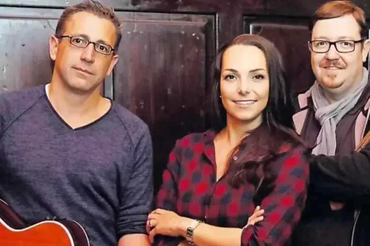 Thomas Klöckner (links) und Simon Rupp mit Sängerin Stefanie Schiffer. Ab und an tritt Small Pint auch mit zwei Sängerinnen auf.