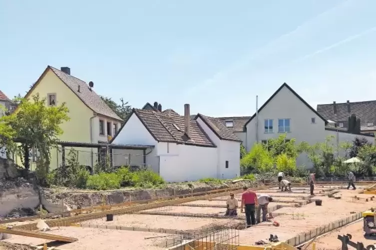 Die Arbeiten für das stationäre Hospiz in der Speyerstraße in Rockenhausen laufen. Zoar-Direktorin Martina Leib-Herr rechnet dam