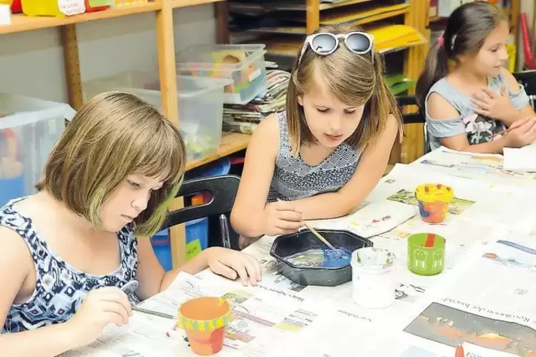 Ihrer Kreativität konnten die Kinder in Obermoschel freien Lauf lassen: hier beim Bemalen von Blumentöpfen.