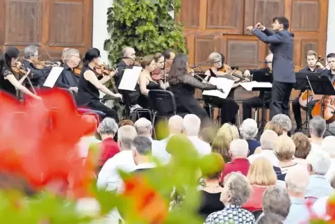 Volles Haus: Der Hof des Weinguts Bürklin-Wolf war beim großen Sommerkonzert am Samstag bis auf den letzten Sitzplatz gefüllt.