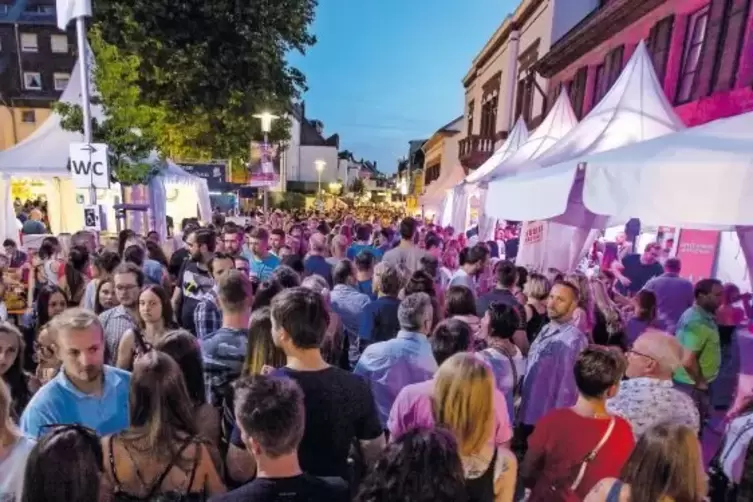 Menschen so weit das Auge reicht! Es ist das alljährliche Bild der Steinstraße beim Altstadtfest.