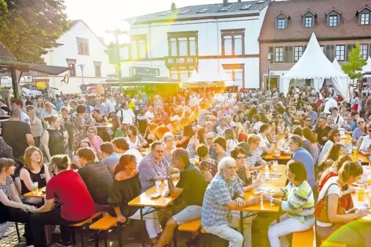 Beliebter Treffpunkt auf dem Altstadtfest: der Stockhausplatz im Abendsonnenschein.