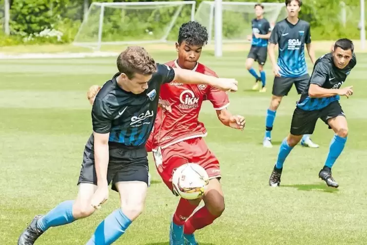 Guter Test: FC Speyer (blau) gegen 1. FC Kaiserslautern.