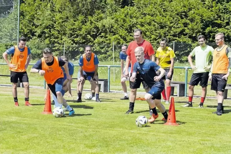 Frühsport: der FV Heiligenstein gestern Morgen mit Co-Trainer Jürgen Kief (Mitte).