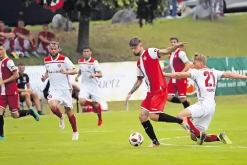 Attacke: FCK-Stürmer Lukas Spalvis entwischt Tobias Schröck (rechts).