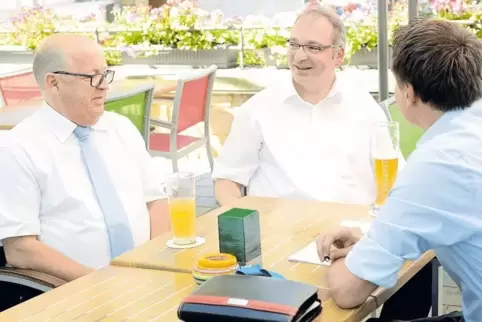 „Unsere beiden Kirchen stehen vor der gleichen Aufgabe.“ Hier sind sich der protestantische Dekan Matthias Schwarz (links) und s