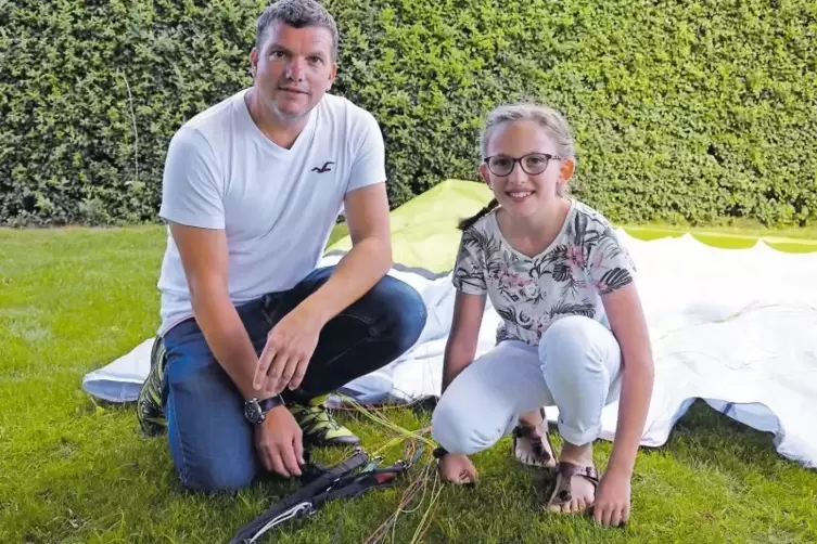 Bis zu 2500 Meter hoch und 30 Kilometer weit. Gleitschirmpilot Marc Schimmel mit Kinderreporterin Julie Schwarz.