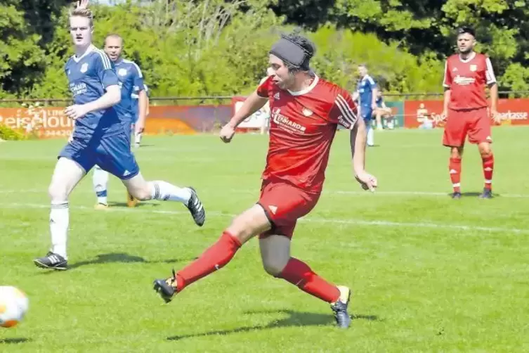 Erster Test geglückt: TSV Lingenfeld (rote Spielkleidung) besiegt Neupotz 2:1.