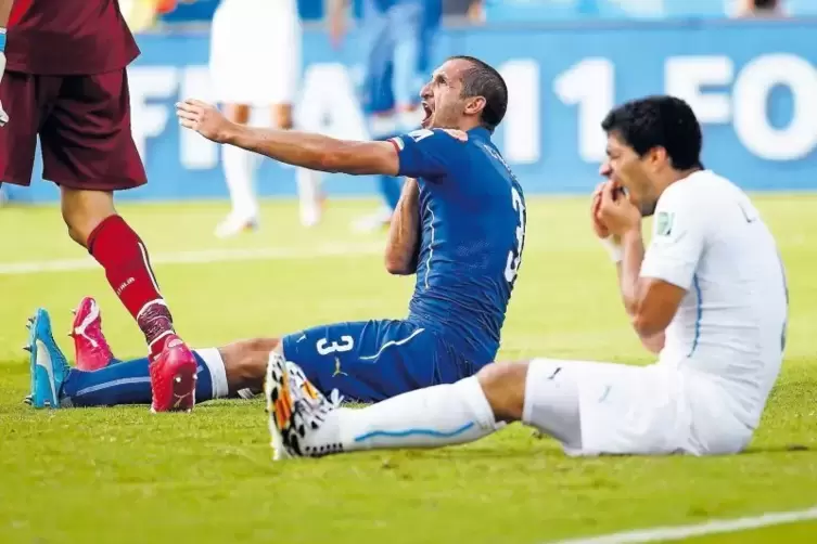 Berühmter Beißer und sein Opfer: Der Uruguayer Luis Suárez (rechts) hinterließ beim Italiener Giorgio Chiellini während der WM 2