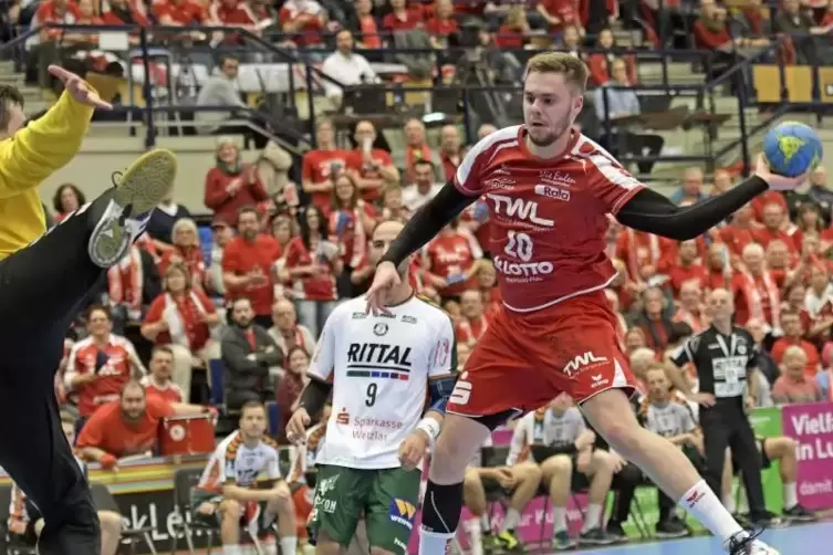 Am 20. Juli spielt Handball-Bundesligist in Worms. Im Bild Rechtsaußen Alexander Falk im Spiel gegen die HSG Wetzlar. Foto: Kunz