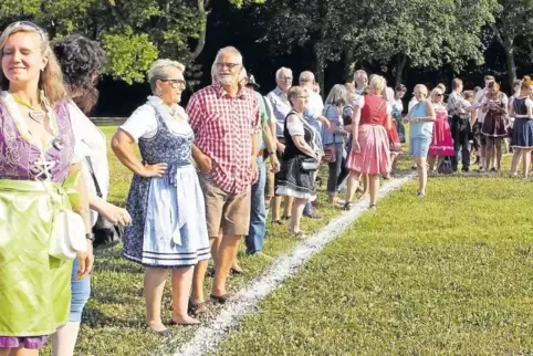 Genau entlang der gekrümmten Linie: Teilnehmer der „lebendigen Brezel“ auf der Domwiese.