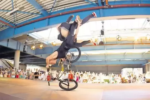 Chris Böhm und Mark Pipper zeigen ihre akrobatische Kunst auf BMX-Rädern.