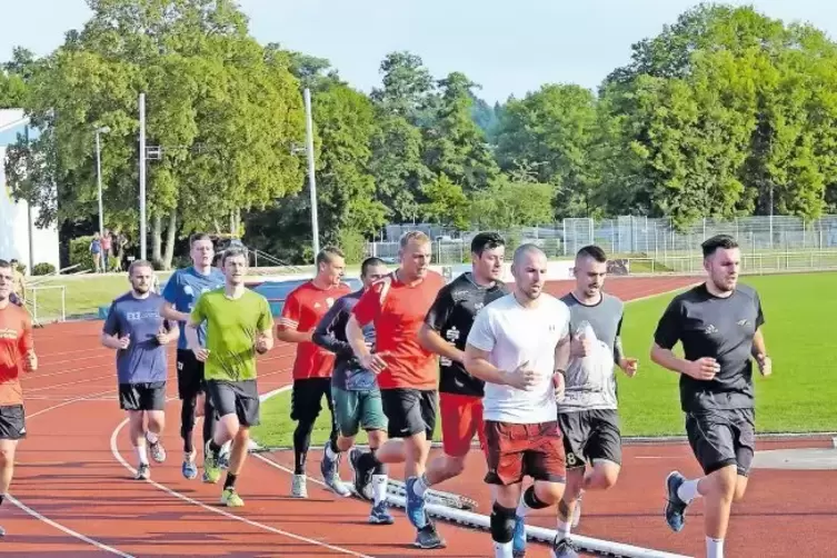 Die Handballer von VT-Trainer Danijel Grgic trainieren im Westpfalzstadion.