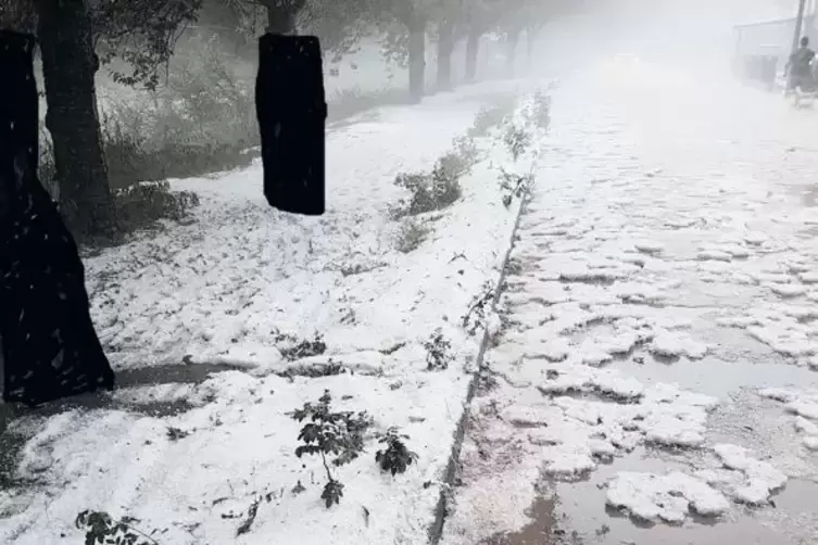 Hagel verwandelte Rumbach in eine Winterlandschaft.