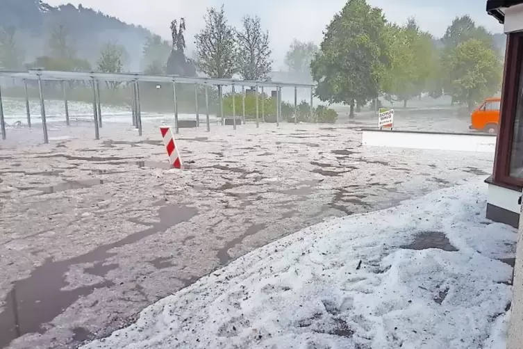 Eine weiße Eisschicht überzog Bruchweiler nach dem Gewitter.