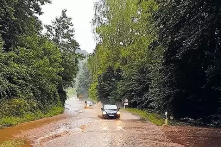 Innerhalb kürzester Zeit waren Straßen überflutet.