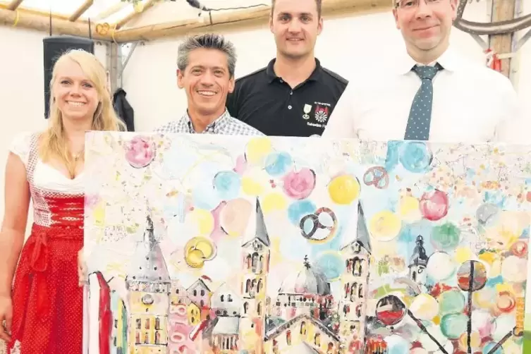 Glücklicher neuer Besitzer: Patrick Bacher (rechts) mit dem Brezelfestbild, von links Brezelkönigin Laura I., Künstler Miguel Mu