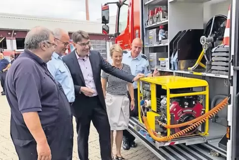Oberbürgermeister Thomas Hirsch (Bildmitte) übergibt das neue Fahrzeug, das unter anderem für Flächenbrände ausgerüstet ist.