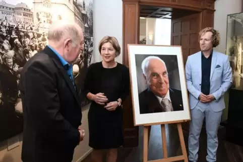 Maike Kohl-Richter überreichte das Foto an Museumsdirektor Alexander Schubert (rechts) und den Stiftungsvorstandsvorsitzenden de