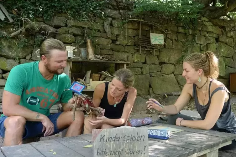 Das Team des Naturkindergartens: Markus Müller, Rita Law und Tara Wehner.  Foto: LM 