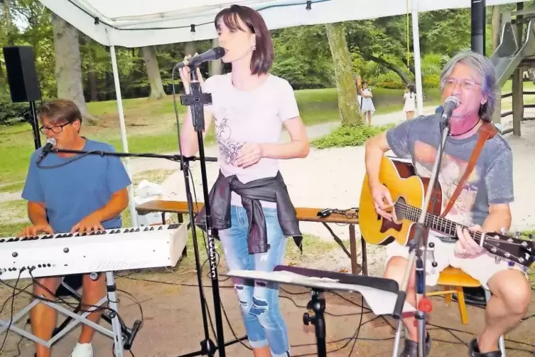 Michael Bixler und Steffi Empel waren am Donnerstag die Begleiter von Klaus Reiter (rechts).