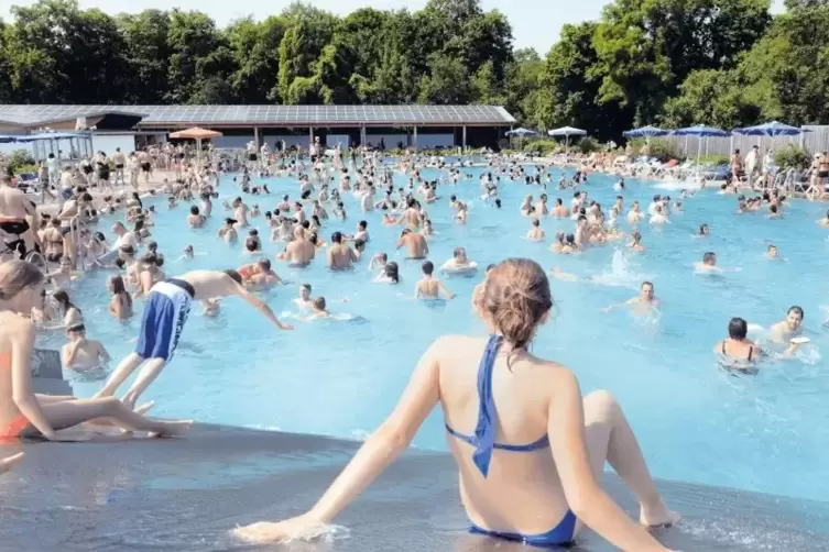 Ein heißer Sommer freut die Stadtwerke: Viele Besucher strömen ins Bademaxx.