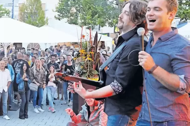 Die Gitarrenhelden, hier Eike Walter (links) und Sebastian Linzenmeyer,sorgen für Stimmung im Weindorf.