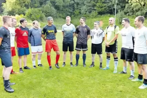 Der Trainer der SG Oberarnbach mit Spielern: Christian Mees, Sven Götzen, Nico Melchen, Marco Lindemer, Trainer Alexej Gaponenko