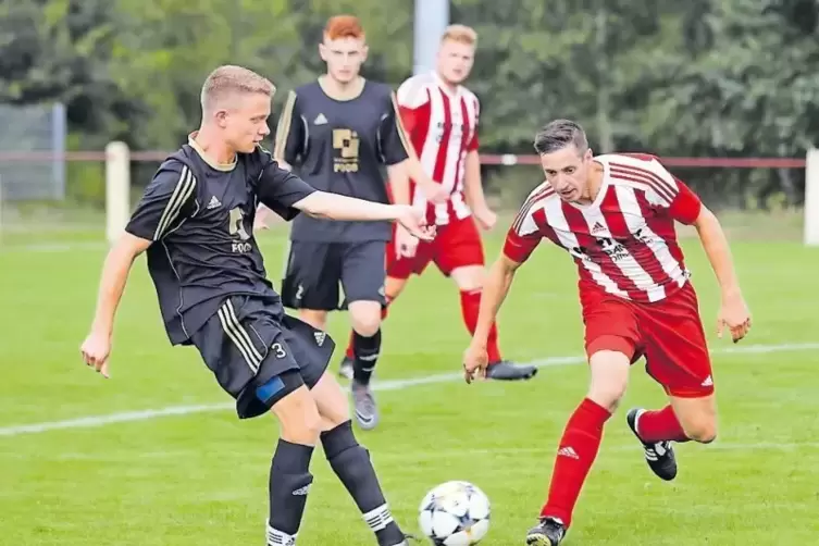 Endspiel in Steinweiler. In Rot Michael Argus vom Gastgeber. Der Windener Christian Weinert spielt den Ball.