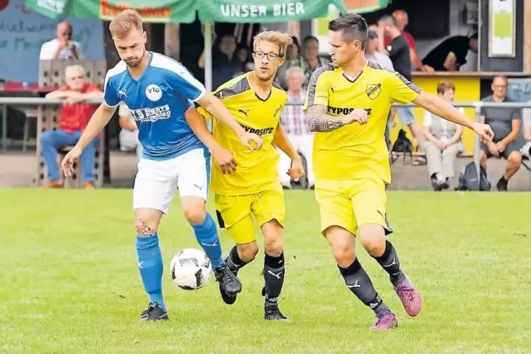 Endspiel in Völkersweiler: Jannik Lelle vom Sieger VTG Queichhambach gegen Rico Kiffel (Mitte) und Lukas Schmitt.