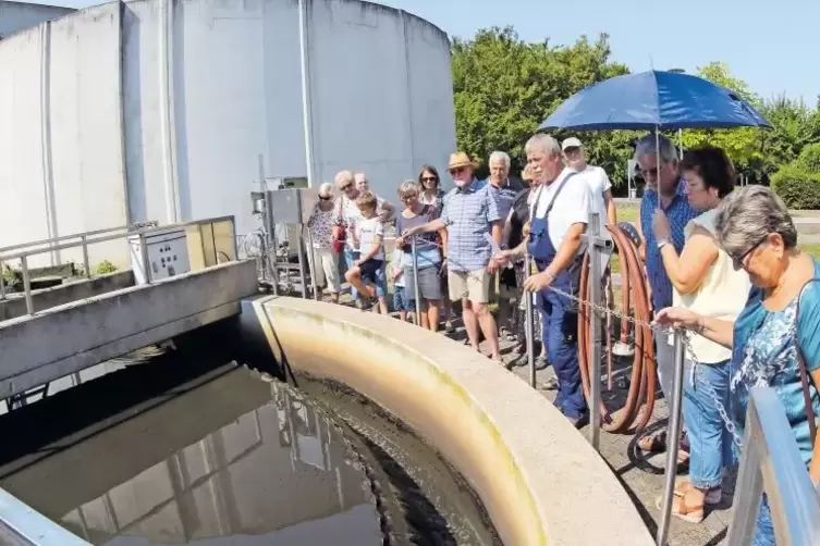 Beim Thema Abwasser macht ihm keiner was vor: Abwassermeister Hans Jürgen Schüler (mit Latzhose) beim Rundgang.