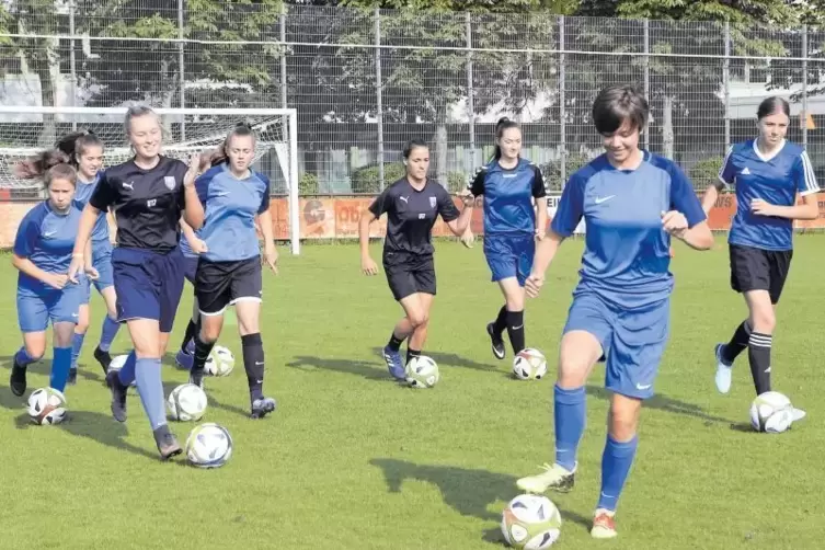 Fuß drauf: Mit Freude und Konzentration trainieren die B-Juniorinnen am Montagabend im Sportpark.