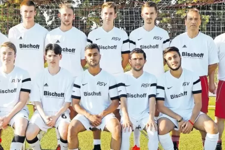 Der ASV Winnweiler hat viele junge Neuzugänge: (Hinten v.l.n.r.) Trainer Bassirou Boukari, Christian Günther, Nick Pfannenstein,