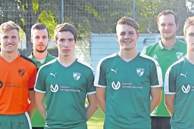 Jörg Dudenhöffer (hinten rechts) und Lucas Pfau mit (vorn, von links) Nico Stober, Fabian Deny, Yannick Cronauer und Nicolas Jaw