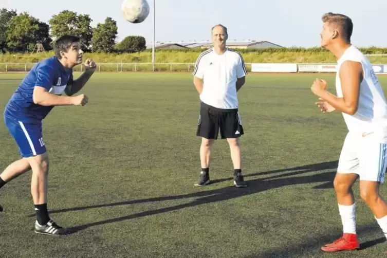 Kann er Alexander Klohr ersetzen? Neuzugang Patrick Bruch (links) beim Kopfballspiel mit Mirco Rau. Trainer Michael Acker schaut