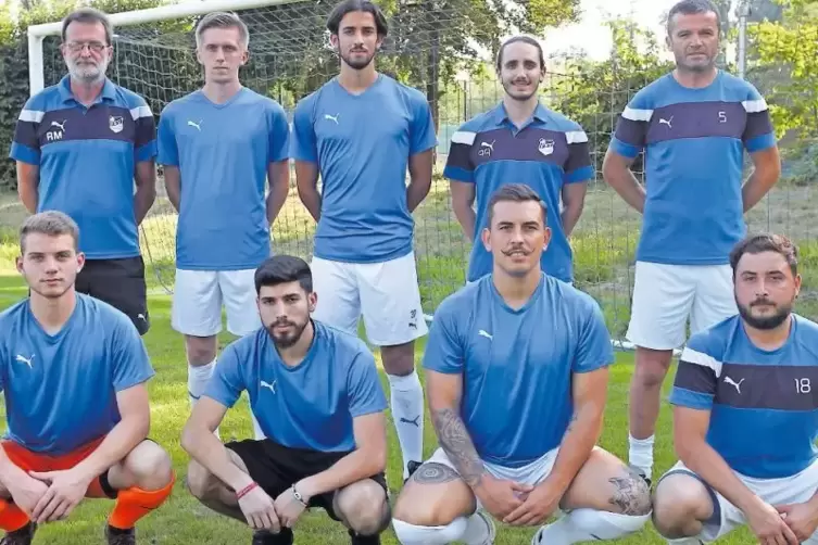 Trainer Edin Pita (hinten rechts) mit (von links, stehend) Co-Trainer Michael Ruf, Norbert Kot, Kaan Yüksel, Andreas Klundt sowi