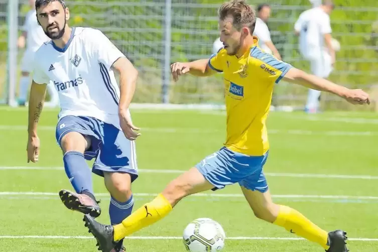 Heute erste Wahl beim FK Pirmasens: Ricky Pinheiro (links), in dieser Szene vom Ruhbank-Blitzturnier attackiert vom Hauensteiner