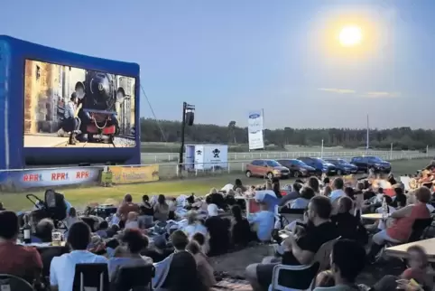 Viele Gäste freuten sich am Donnerstag bei „Jim Knopf und Lukas der Lokomotivführer“ an der Atmosphäre beim Freiluftkino auf der