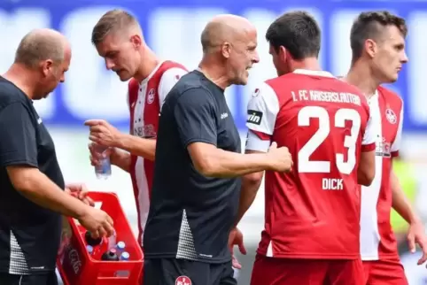 Kaiserslauterns Trainer Michael Frontzeck (Mitte) spricht während einer Trinkpause mit seinen Spielern. Foto: DPA 