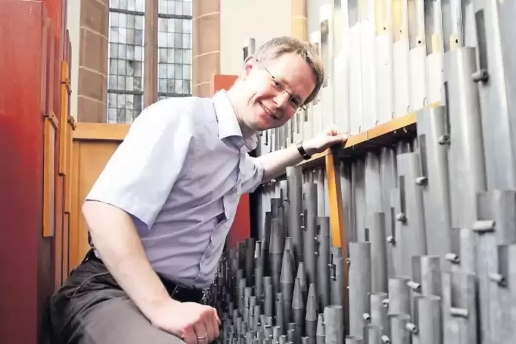 Die Orgel im Chorraum der Landauer Stiftskirche kennt der Orgel-Beauftragte Andreas Schmidt bestens.