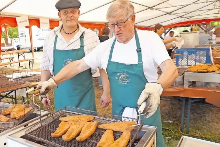 Frisch gebackener Fisch (von links): Ralf Geißler und Raimund Hoffmann sorgten am Wochenende dafür, dass die Besucher des Festes