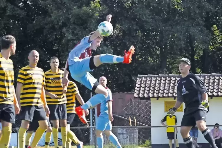 Die Chance der SG Mörzheim/Eschbach, nach fünf Minuten in Führung zu gehen. Felix Mosbach verfehlt den Ball knapp. Rechts Nico E