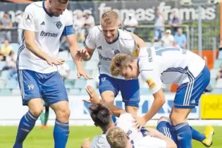 Blau-weiße Gratulanten-Schar: Marco Steil, Manuel Grünnagel und Florian Bohnert (von links) eilen auf Torschütze Felix Bürger (m