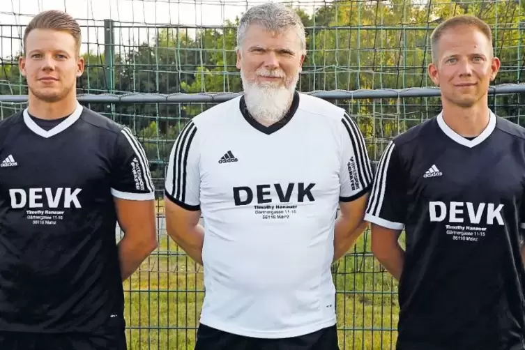 Neuer Spieler in Steinbach: Christian Graumann (links); in der Mitte Co- Trainer Ralf Schneider, rechts Spielertrainer Timothy H