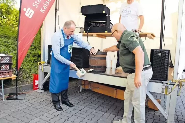 Bei der Kerweeröffnung 2017: Karl-Heinz Dielmann (links) von der Stadtsparkasse Kaiserslautern und Ortsvorsteher Franz Rheinheim