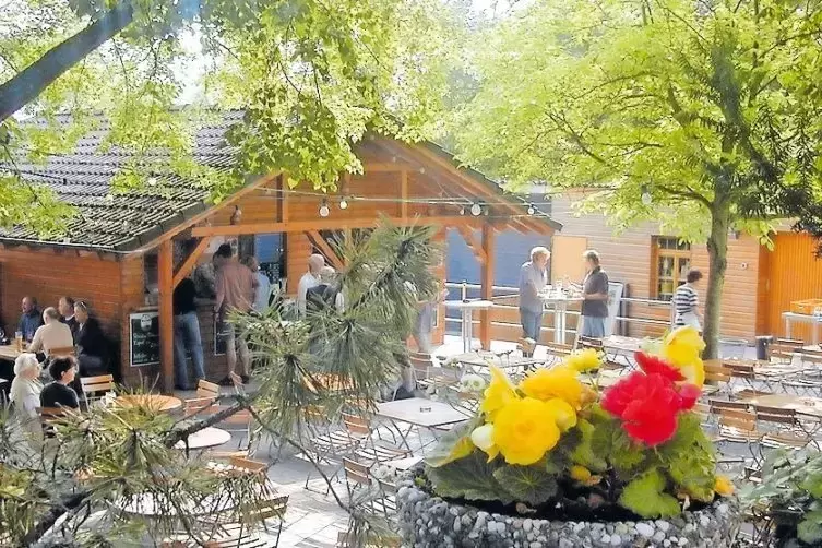 Hier wird ebenfalls die Kerwe gefeiert: im Biergarten des HotelRestaurants Fröhlich.