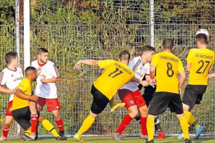 Die 2:1 Führung für Battweiler: Brian Schnur (Zweiter von links) trifft nach einer Ecke gegen Contwig.